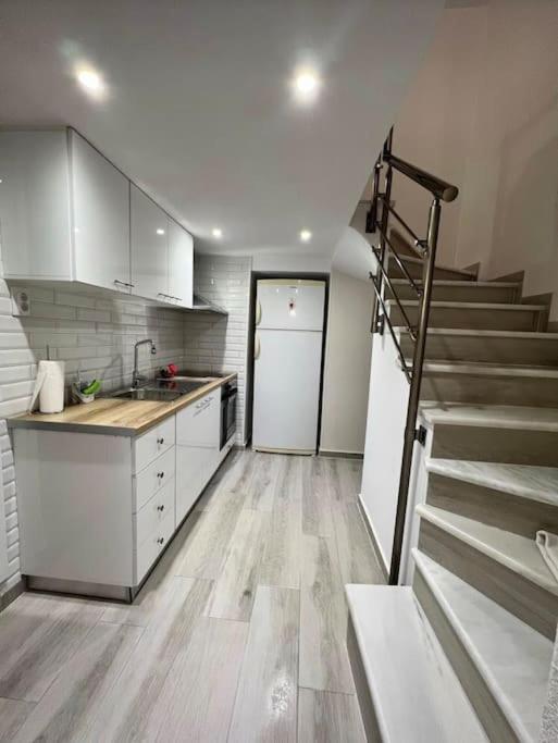 Chris Apartment With Loft Preveza Bagian luar foto